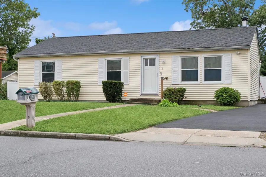 16 Arlington AVE, Wyandanch, NY 11798
