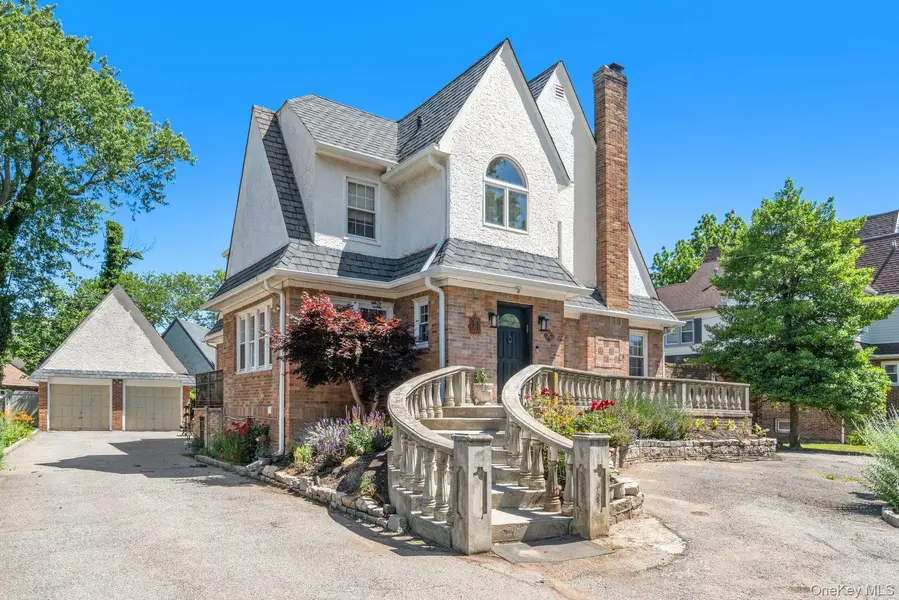 98 Washington AVE, Lawrence, NY 11559