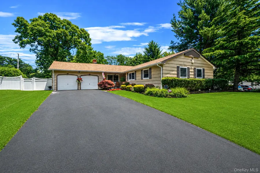 7 Carrie CT, Smithtown, NY 11787