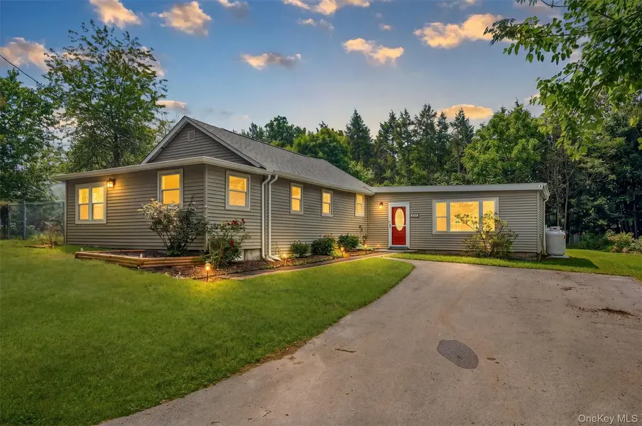 12 Dickerson PL, Florida, NY 10921