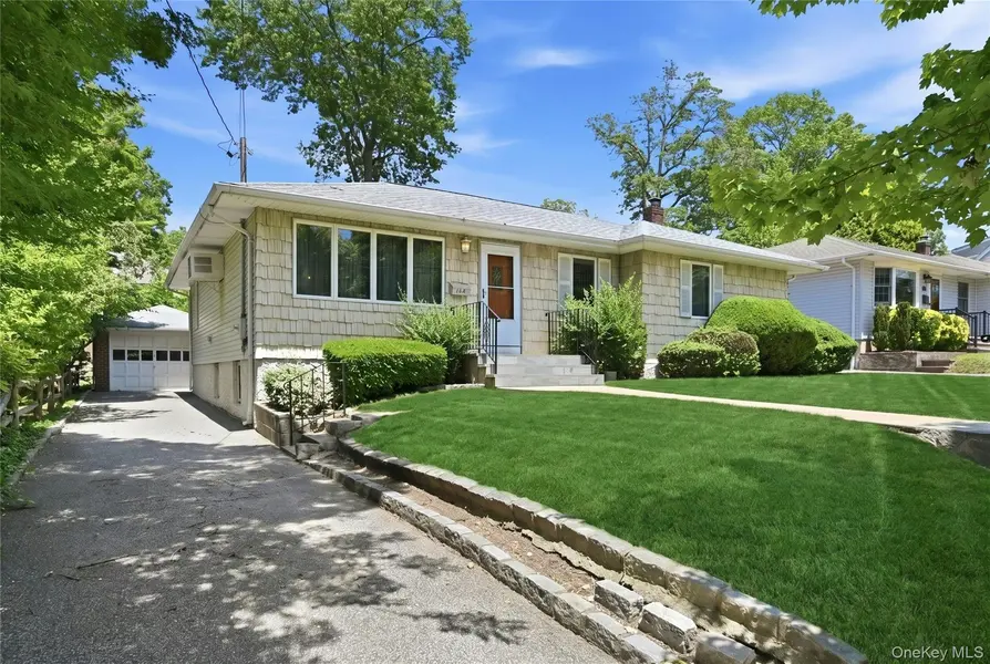 152 Nassau DR, Albertson, NY 11507