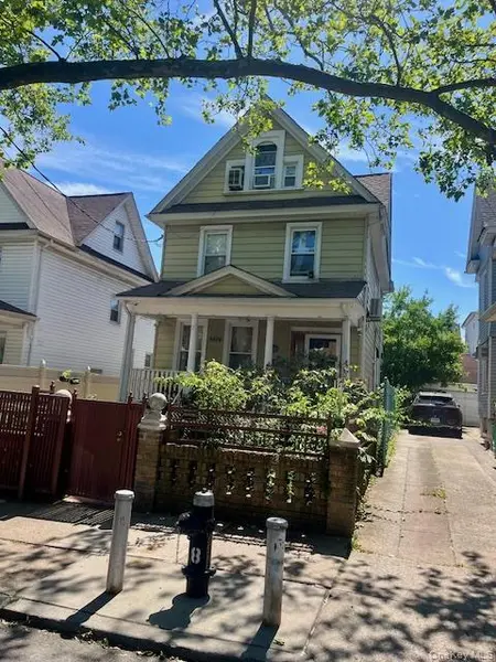 8424 109th ST, Richmond Hill, NY 11418