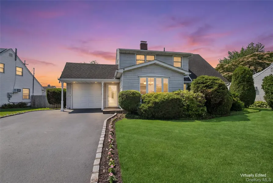 32 Carriage LN, Levittown, NY 11756