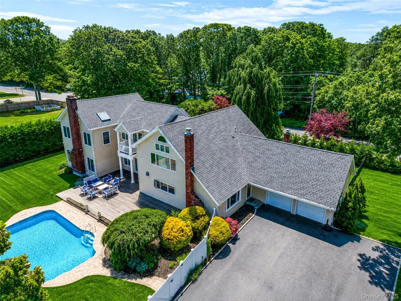 2 Jodi DR, Manorville, NY 11949
