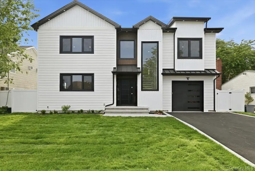 24 Middle LN, Westbury, NY 11590