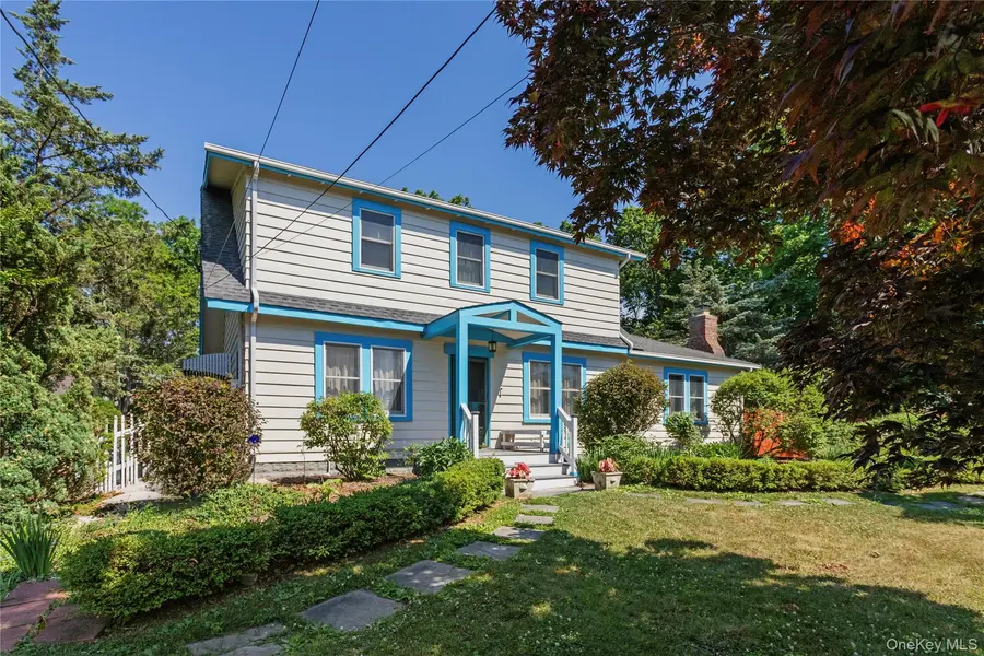65 Hedges RD, East Patchogue, NY 11772