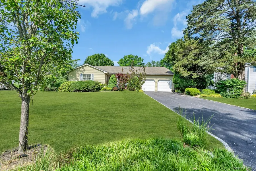34 Aberdeen RD, Smithtown, NY 11787