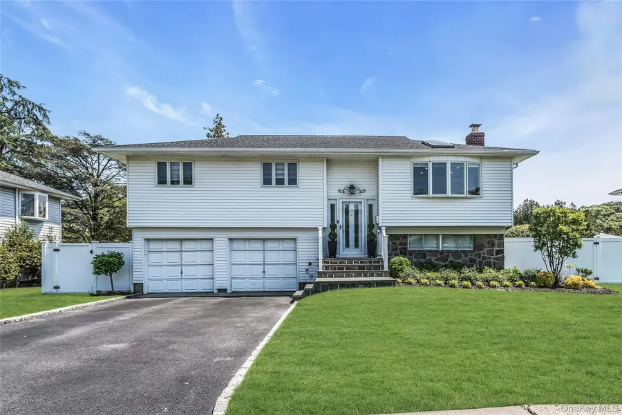 15 Lois LN, Old Bethpage, NY 11804