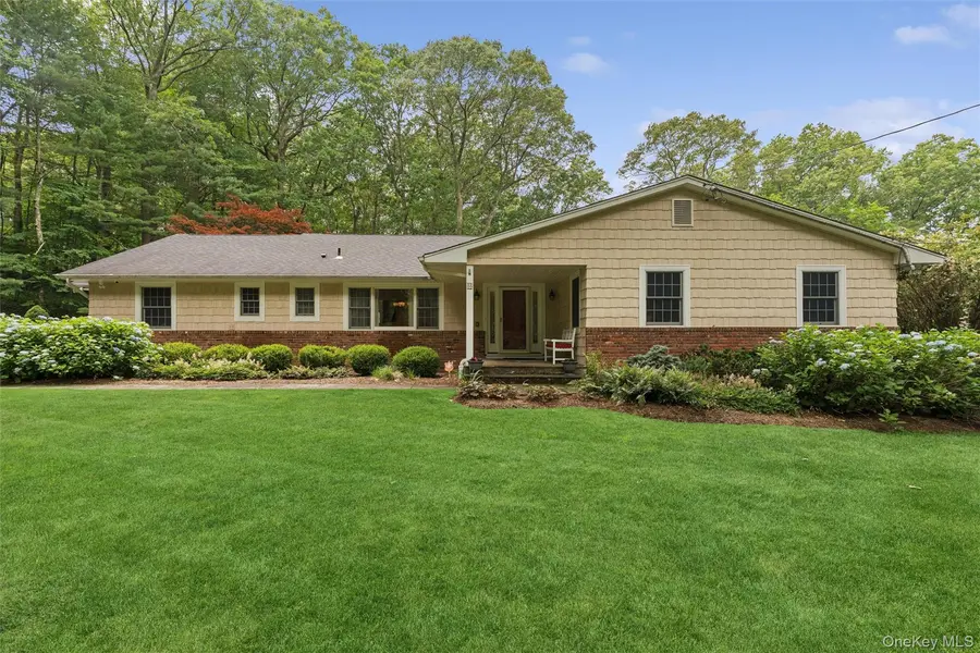 35 Woodvale DR, Laurel Hollow, NY 11791