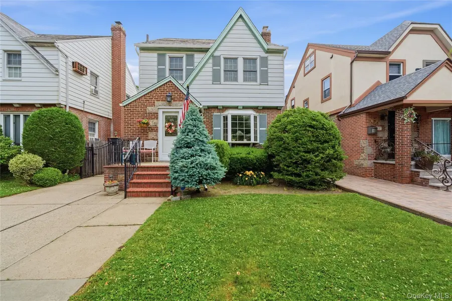6033 69th LN, Maspeth, NY 11378