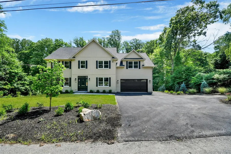 35 Shady Brook LN, Cortlandt Manor, NY 10567