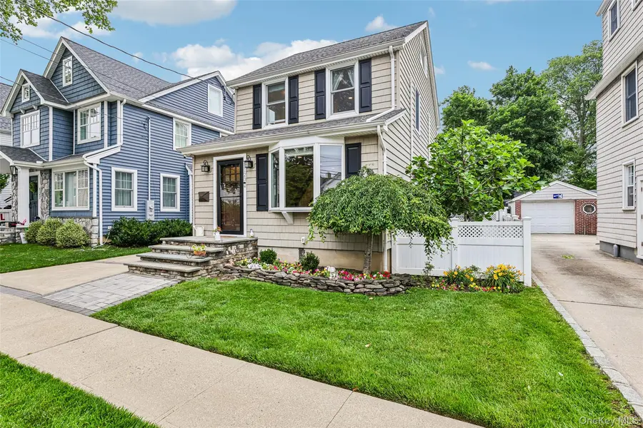 123 Stratford AVE, Williston Park, NY 11596