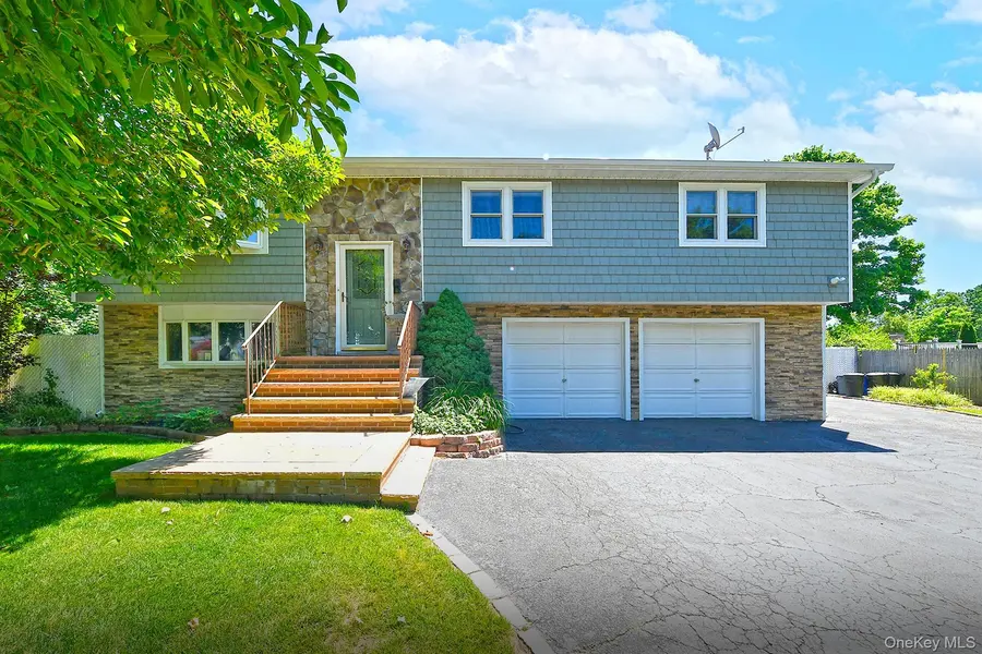 183 6th AVE, Holtsville, NY 11742
