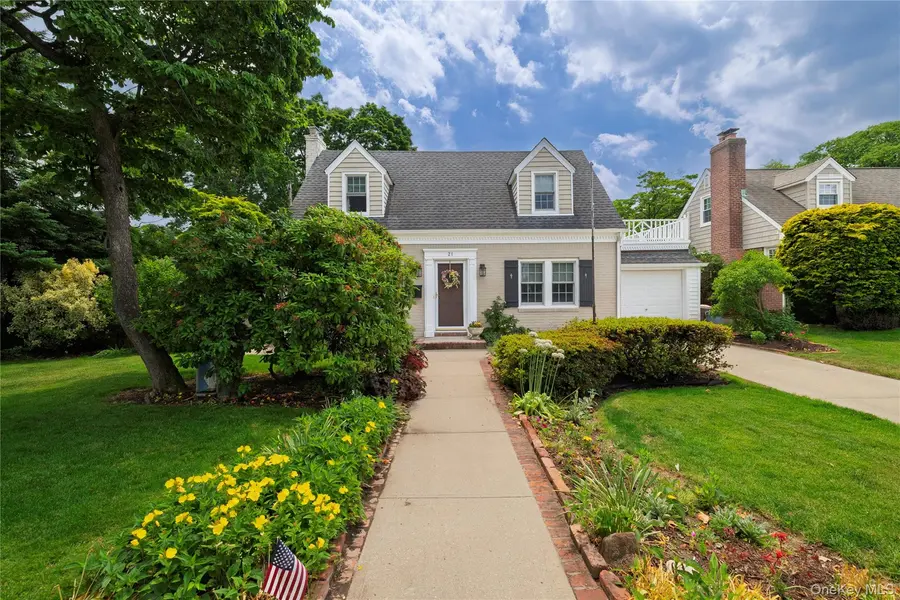 21 Maple ST, Malverne, NY 11565