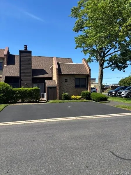 34 Southgate CIR, Massapequa Park, NY 11762