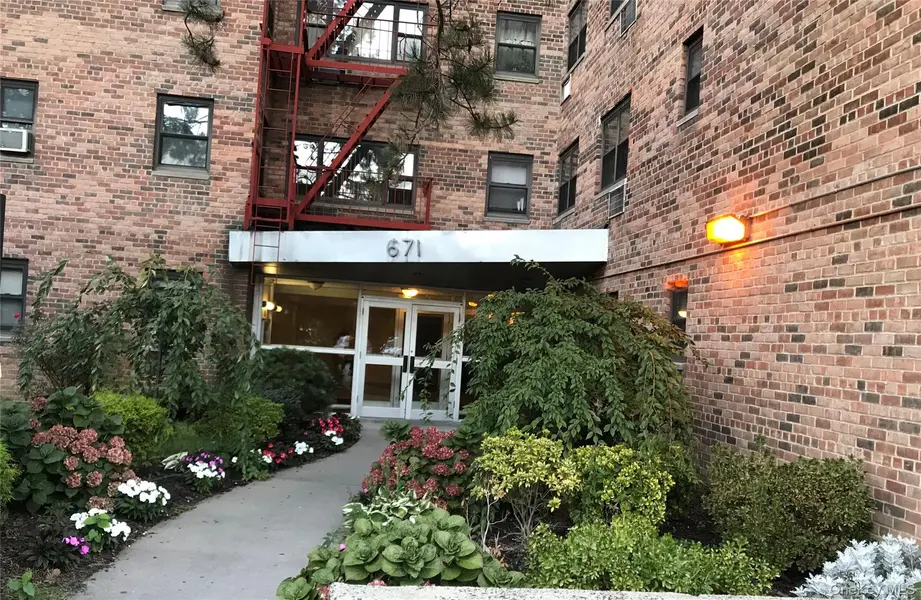 671 Bronx River RD #6G, Yonkers, NY 10704