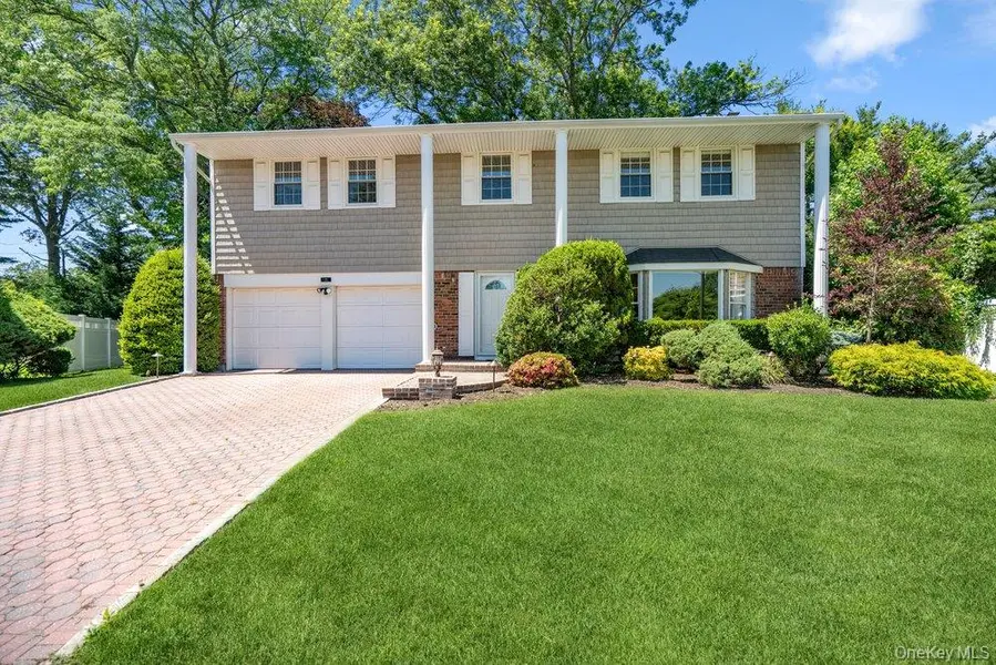15 Joyce CT, Woodbury, NY 11797