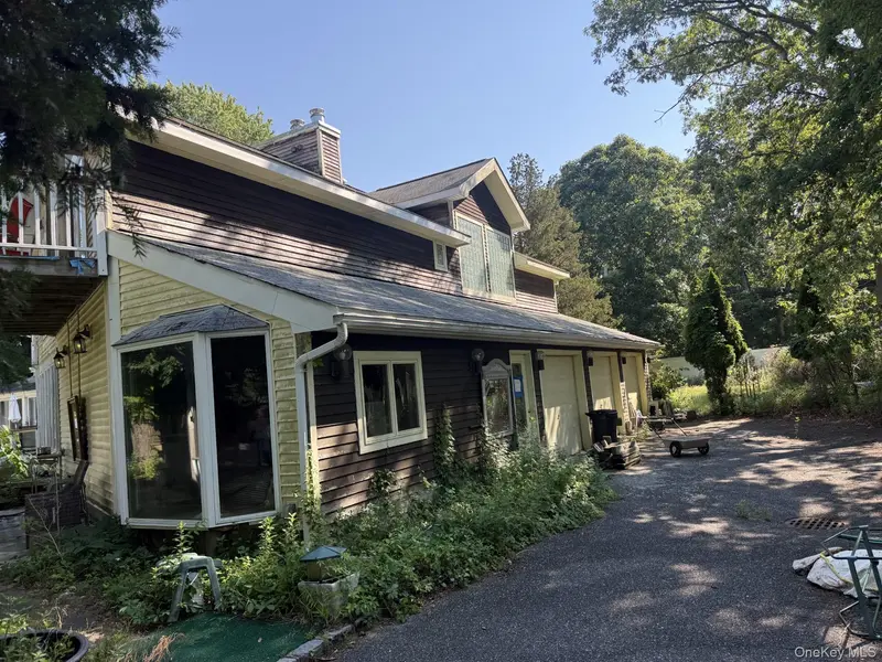 47 Old Neck RD, Center Moriches, NY 11934