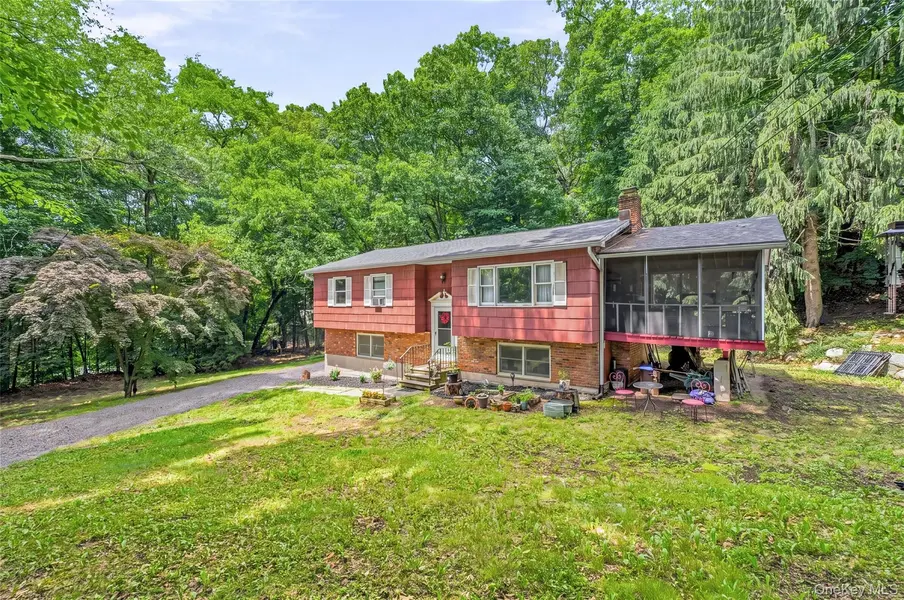 26 Maple DR, Mahopac, NY 10541
