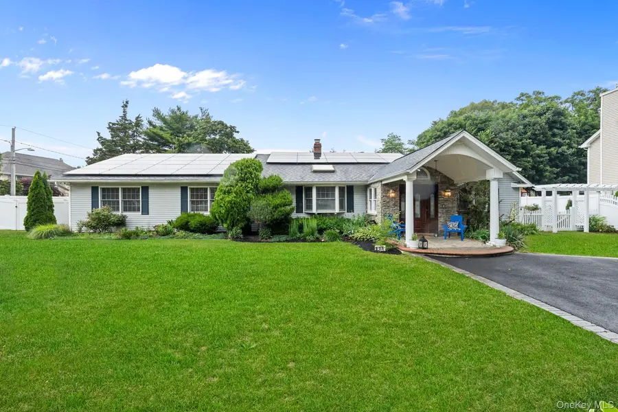 821 Peconic ST, Ronkonkoma, NY 11779