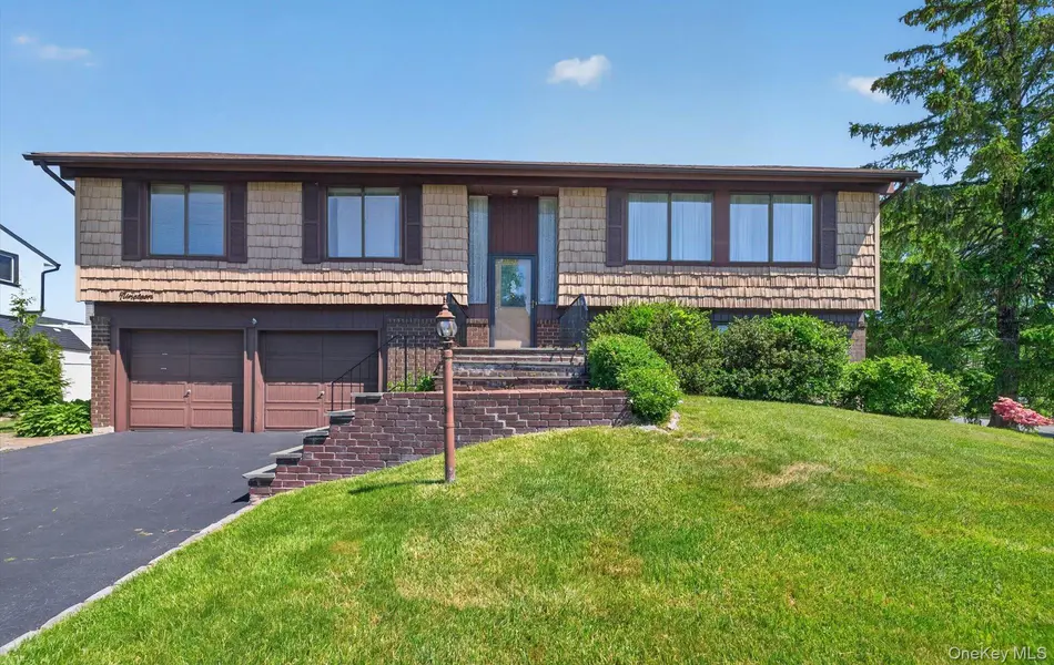 19 Branding Iron LN, Glen Cove, NY 11542