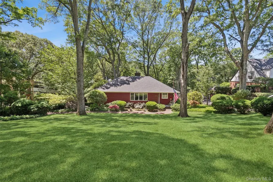 12 Regent PL, Huntington, NY 11743