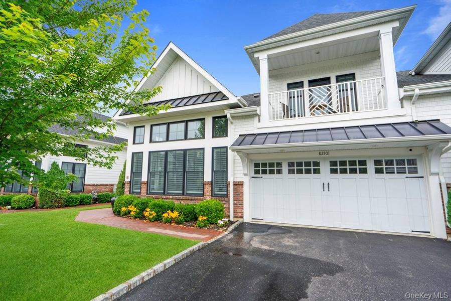 82101 Spruce Pond CIR, Plainview, NY 11803