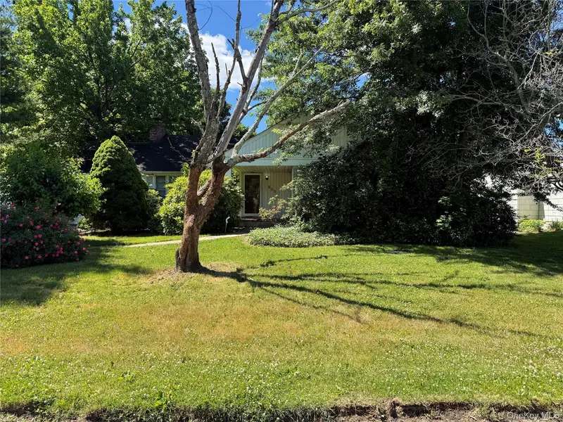 208 Overlook TER, East Hills, NY 11577