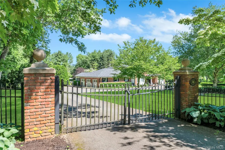 110 Linden LN, Upper Brookville, NY 11545