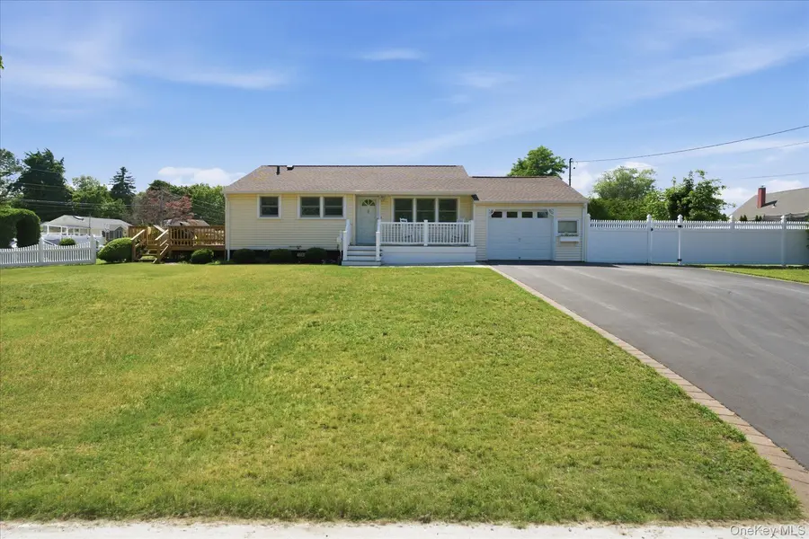 154 8th AVE, Kings Park, NY 11754