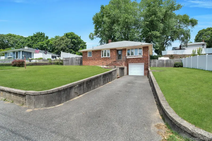 35 Wyandotte ST, Selden, NY 11784