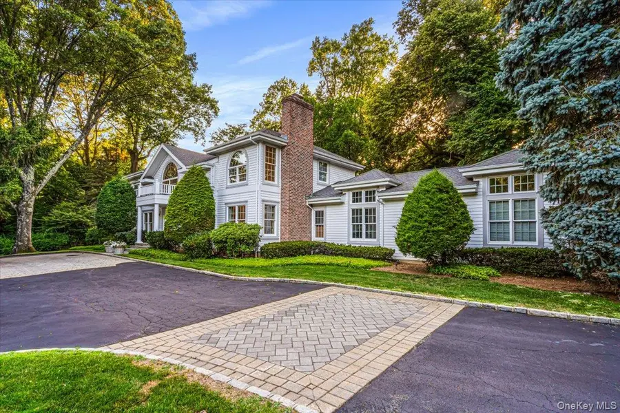 11 Wenwood DR, Brookville, NY 11545