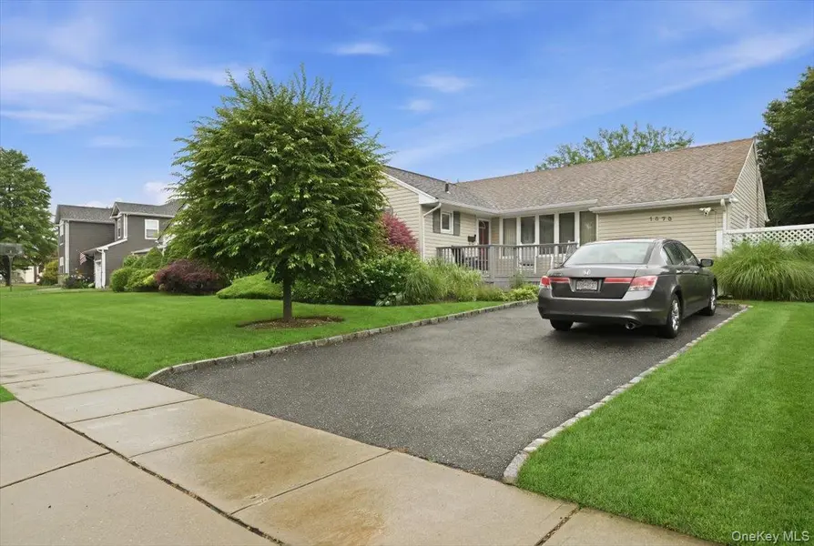 1270 Dahlia LN, Wantagh, NY 11793