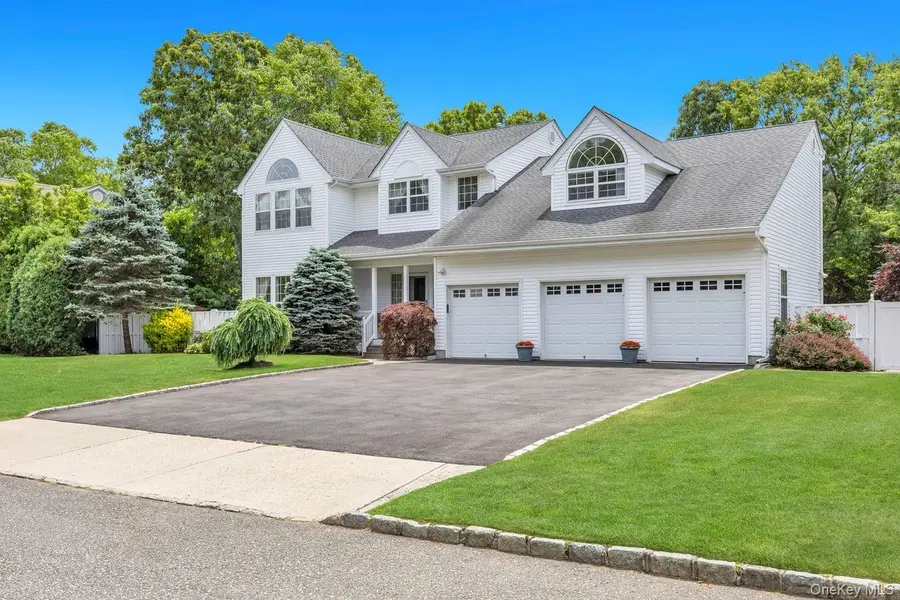 6 Hancock CT, South Setauket, NY 11720