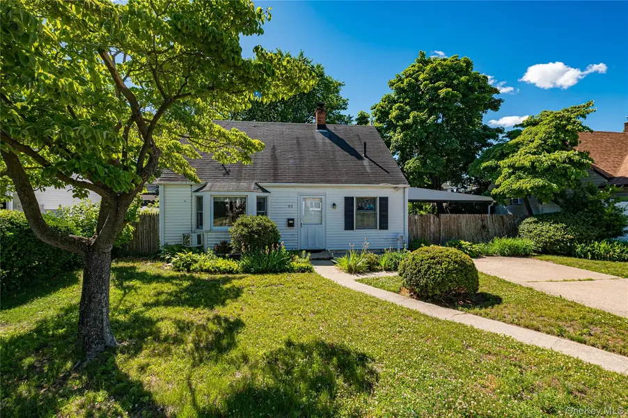 93 Barnyard LN, Levittown, NY 11756