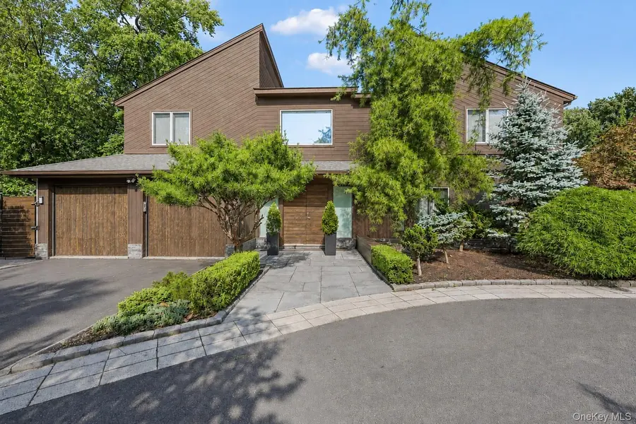 108 Bellows LN, New City, NY 10956