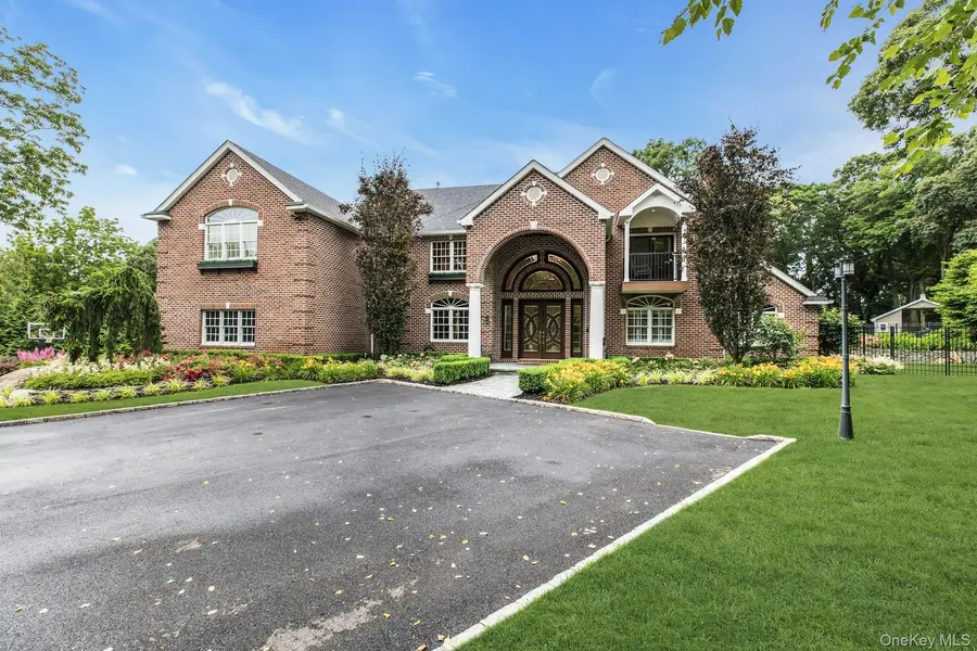 135 Round Swamp RD, Huntington, NY 11743