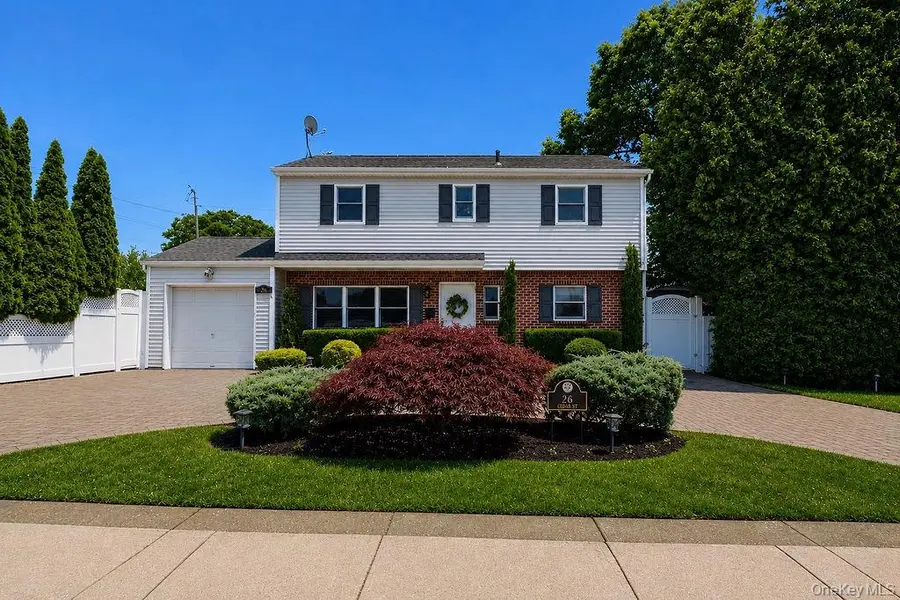 26 Cedar ST, Farmingdale, NY 11735