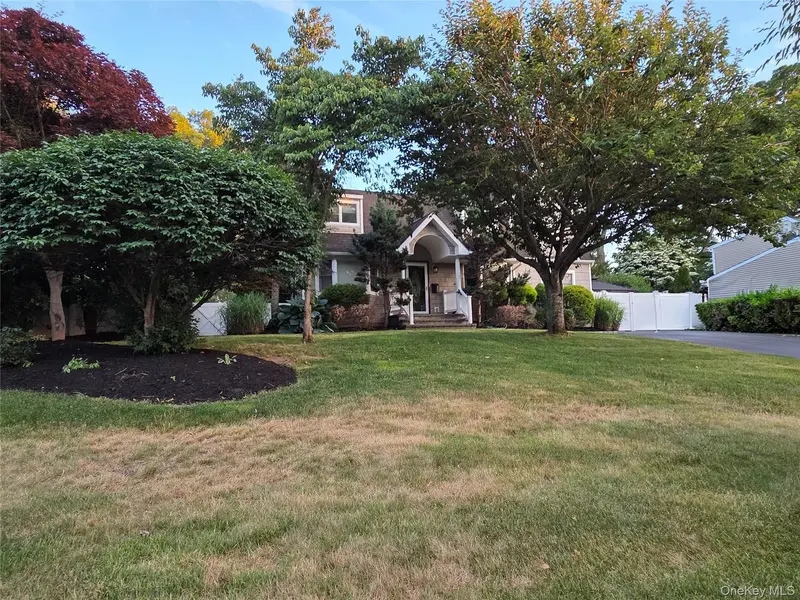 16 Brook LN, Smithtown, NY 11787