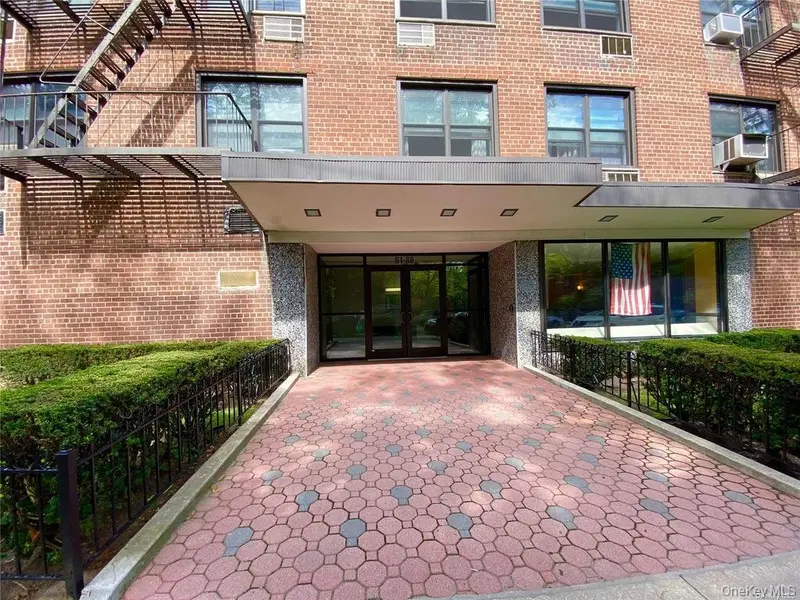 61-88 Dry Harbor RD #1E, Middle Village, NY 11379