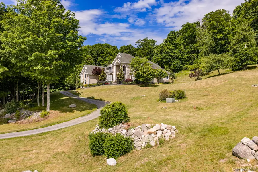 5 Rachel CT, Bloomingburg, NY 12721