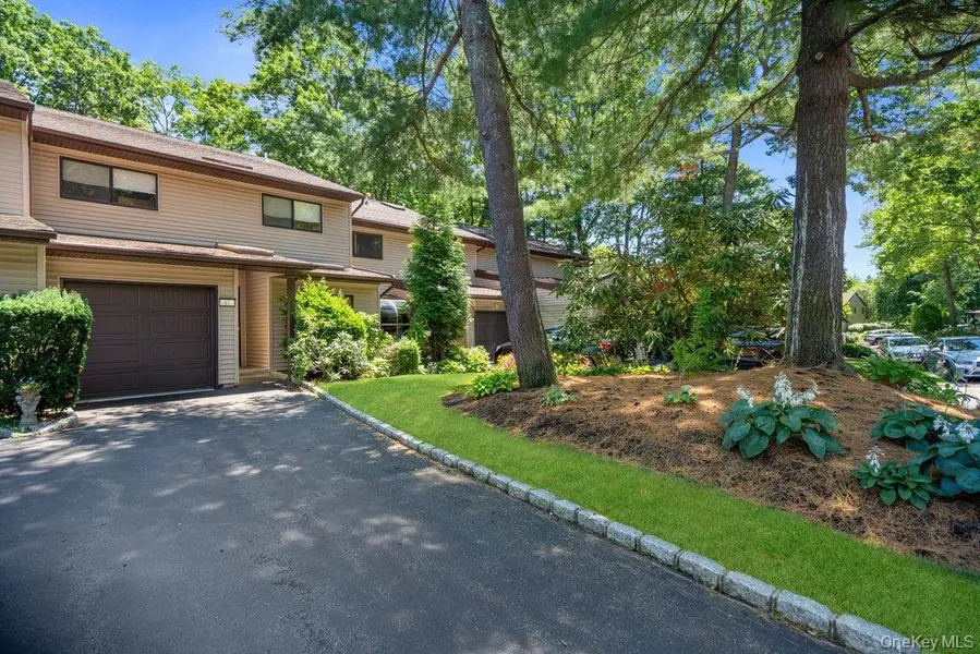 97 Northgate CIR, Melville, NY 11747
