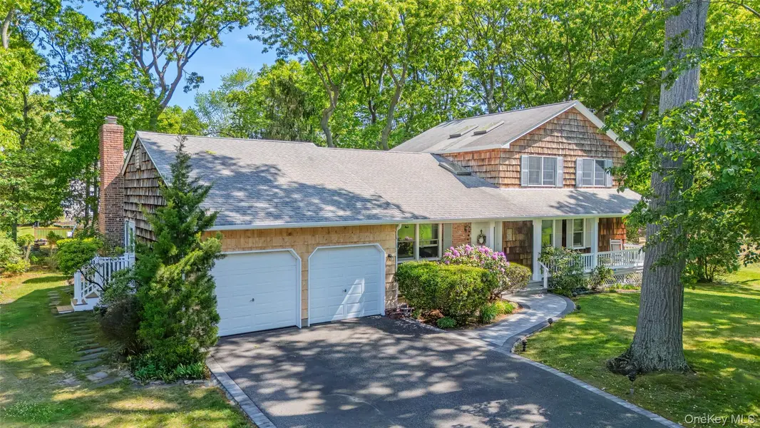 7 Cedarwood CT, Setauket, NY 11733