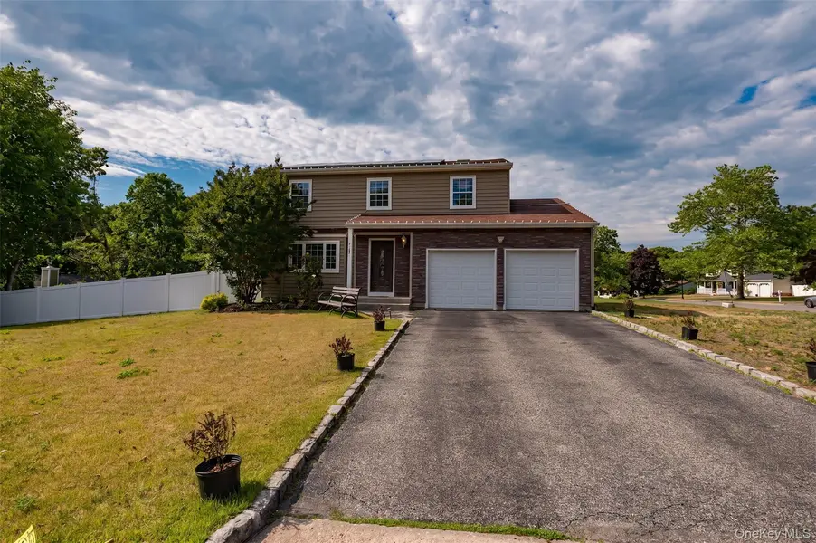 7 Howard ST, Selden, NY 11784