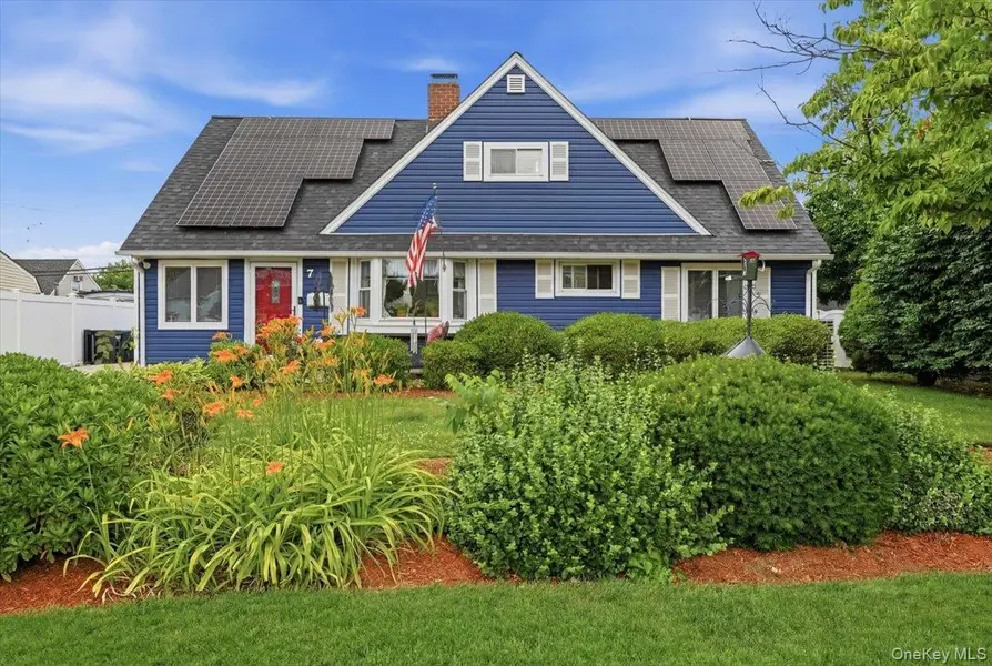 7 Disc LN, Wantagh, NY 11793
