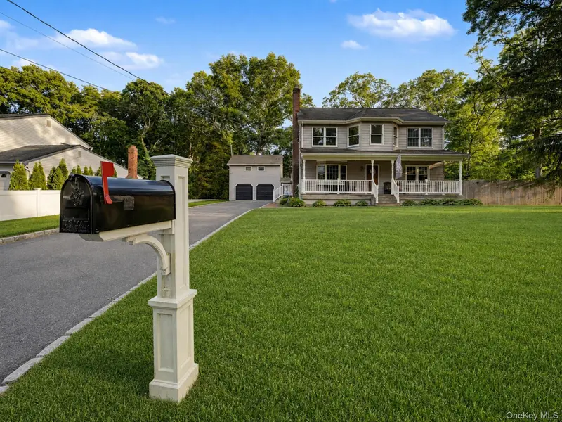 20 Richmond BLVD, Lake Grove, NY 11755
