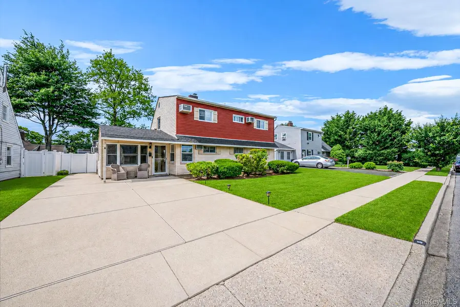 36 Sunrise LN, Levittown, NY 11756