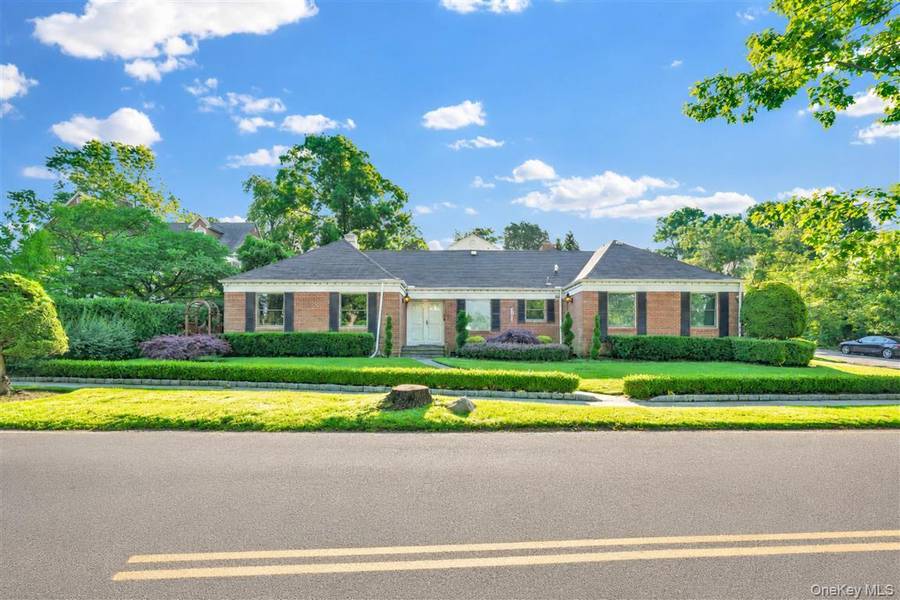 105 Park LN, Douglaston, NY 11363