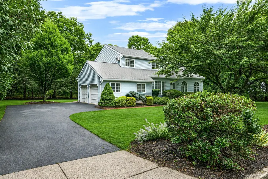 3 Liberty LN, Miller Place, NY 11764