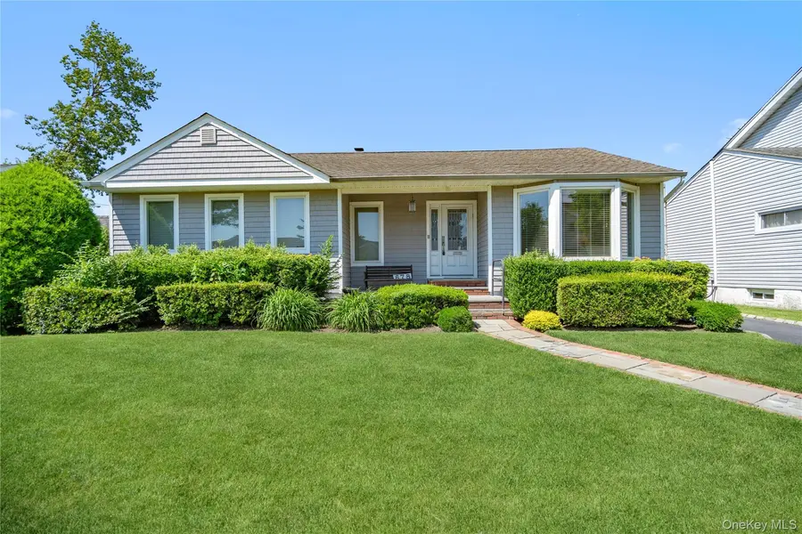 678 Carlyle AVE, Franklin Square, NY 11010